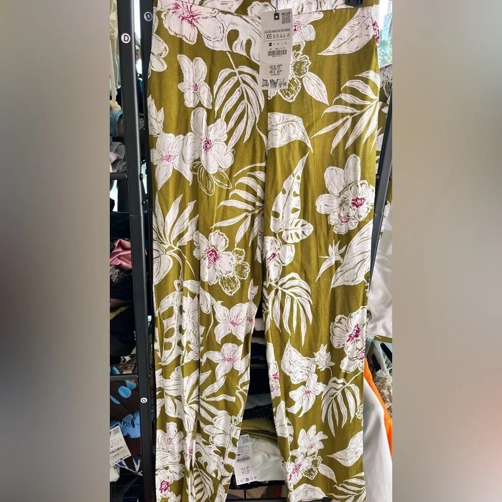 NEW ZARA ( TWO PIRCE SET ) LINEN PRINT PANTS AND BLAZER  SIZE XS